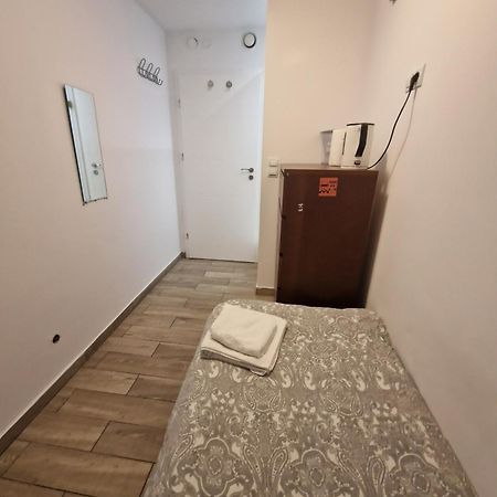 Underground Rooms Varşovia Exterior foto